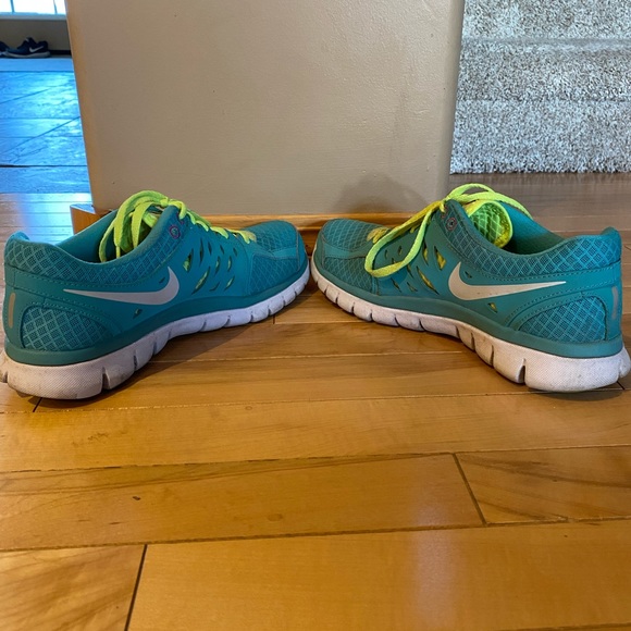 2/$75 💥- SHOES | Women’s Nike size 8.5 runners - Picture 3 of 4